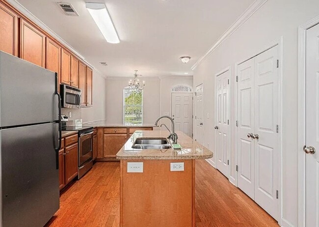 Building Photo - Reduced! Market Common townhouse with garage!!