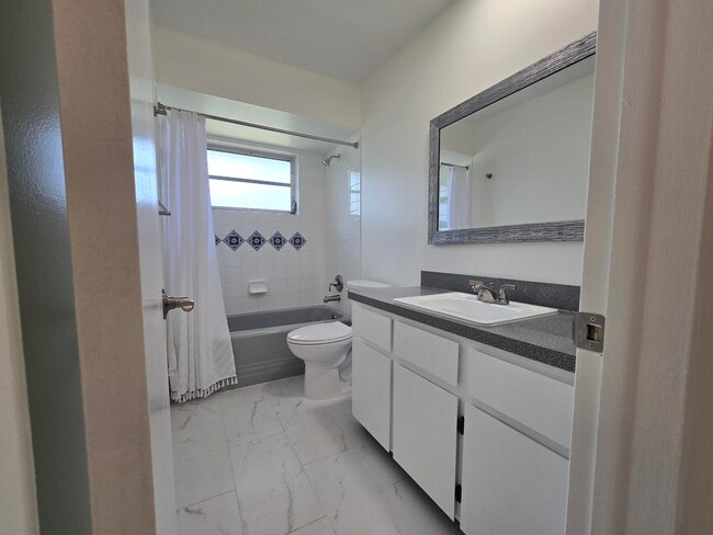 Building Photo - 800 Ibis Way