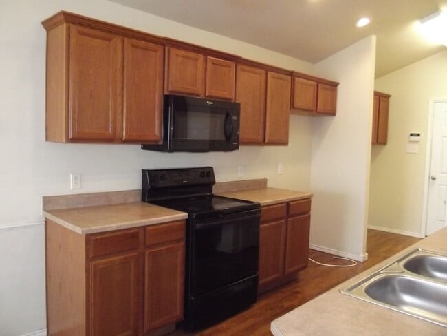 Building Photo - Large 3/2/2 Home in Monterey - Frenship School District