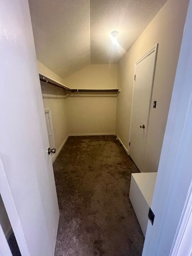 Building Photo - 3 Bedroom 2 Bathroom Duplex