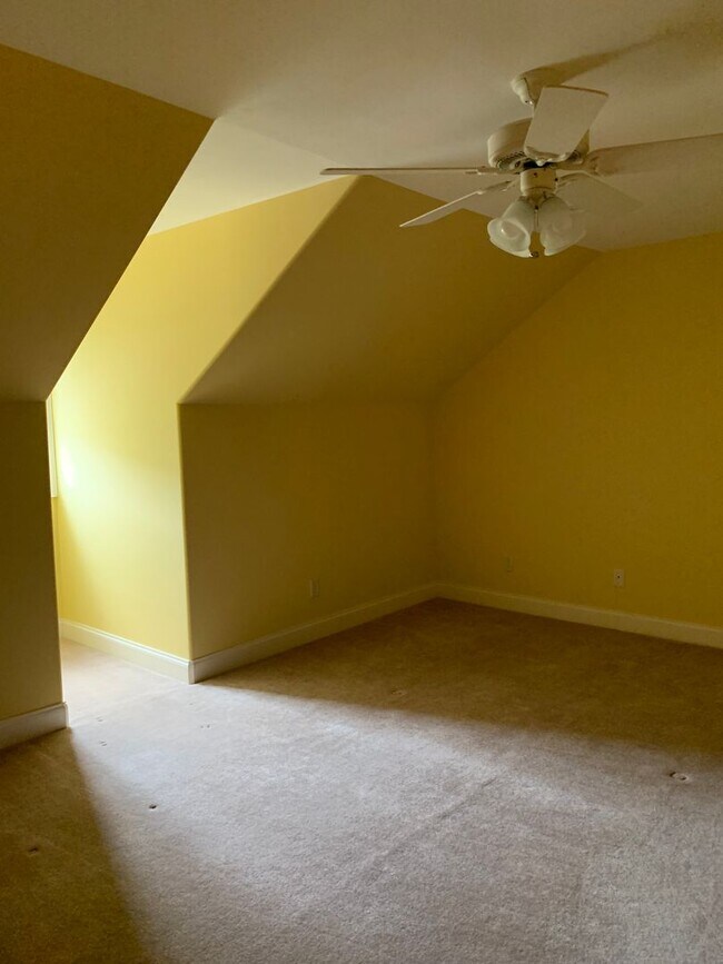Building Photo - 136 Nickolas Cir