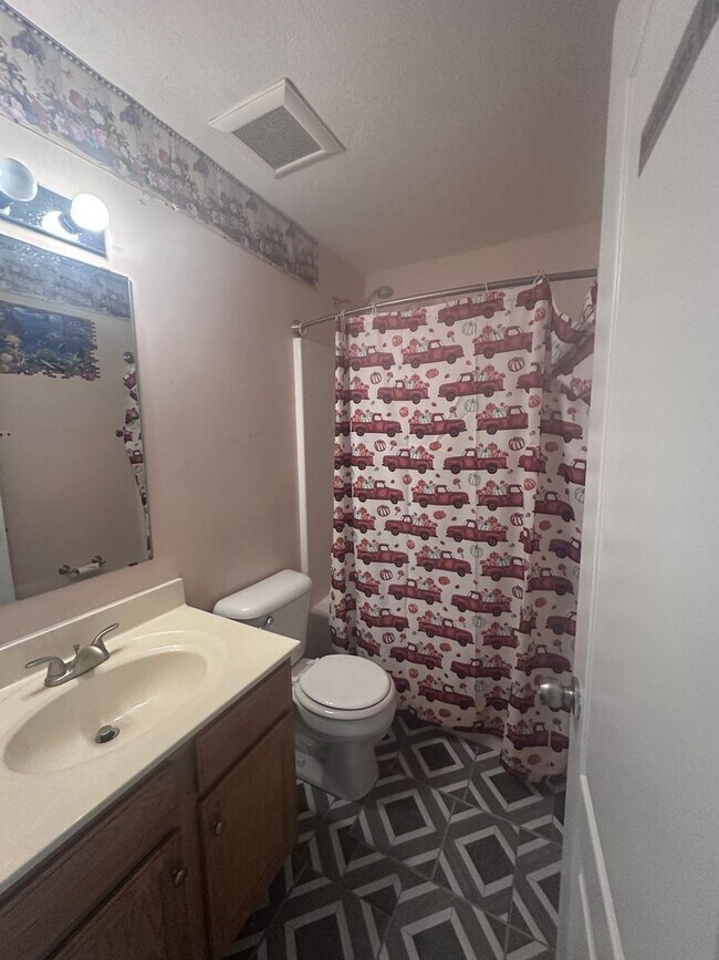 Building Photo - Bannon Crossings 3-bed, 2-bath Ranch