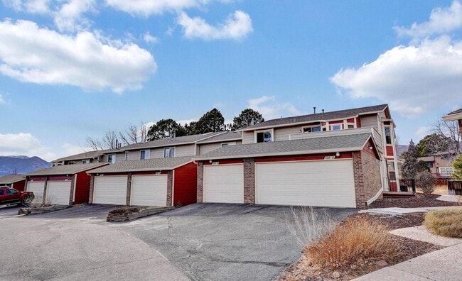 Building Photo - 2 Bed, 2 Bath Unit in Rockrimmon