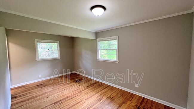 Building Photo - 924 Green Ridge Rd