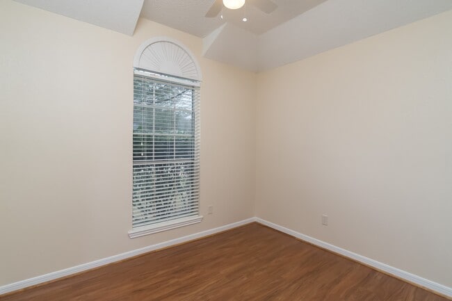 Building Photo - 5306 Acorn Ct