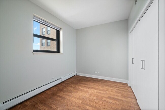 Building Photo - 2100 N Lincoln Park W