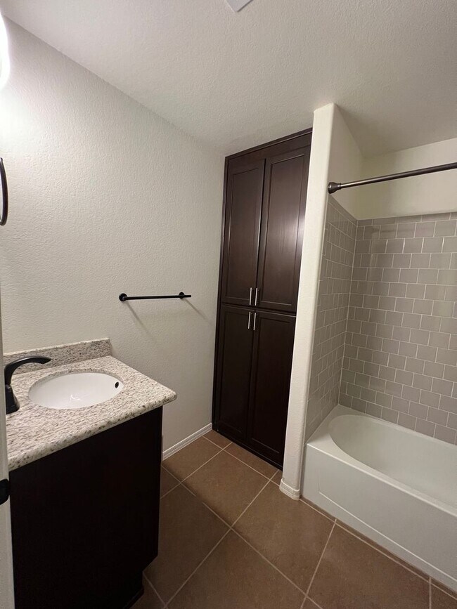 Building Photo - VERY NICE 3 BEDROOM IN DESERT SKY!