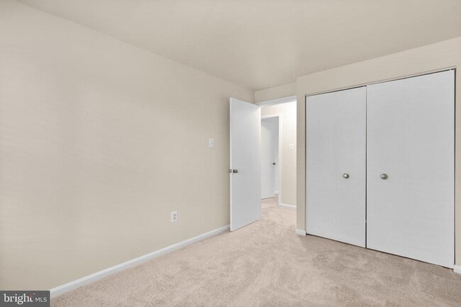 Building Photo - 13 Dinsdale Ct