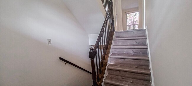 Building Photo - Very Charming 3 Bedroom And 2.5 Bathroom Townhouse With Private Deck In Country Creek