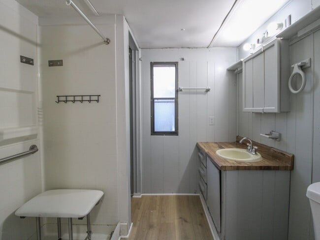 Building Photo - Updated Country Home Just Minutes from Fay...