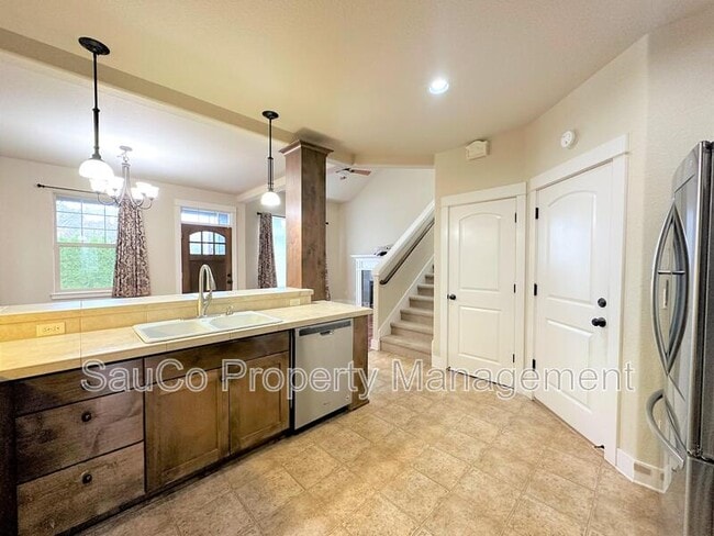 Building Photo - 727 NE 65th Ct