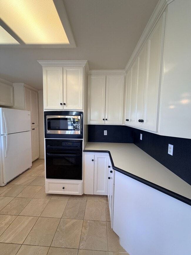 Building Photo - Beautiful Lakefront Home in the Vineyard! 55+ community