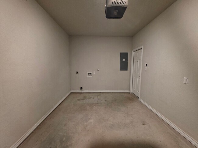 Building Photo - Town home for rent