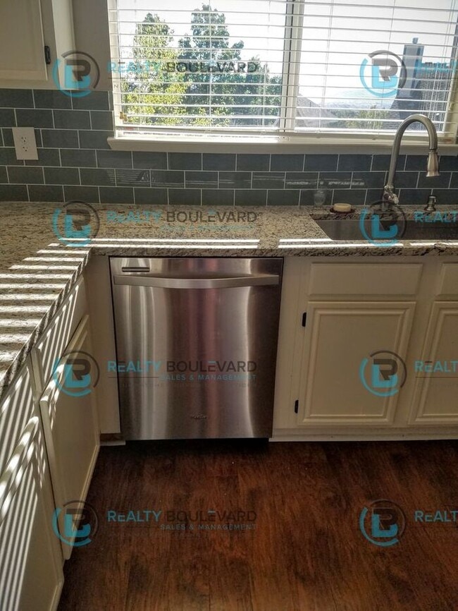 Building Photo - Amazing 4 Bedroom 2.5 Bathroom Home! Locat...