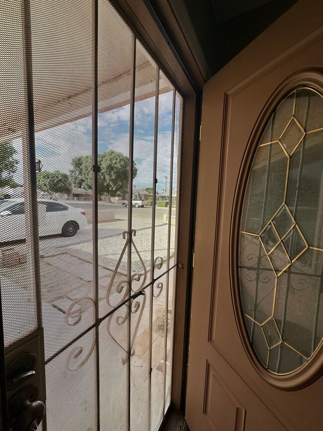 Building Photo - 3 bed with 1 bath - ALL TILE through out home