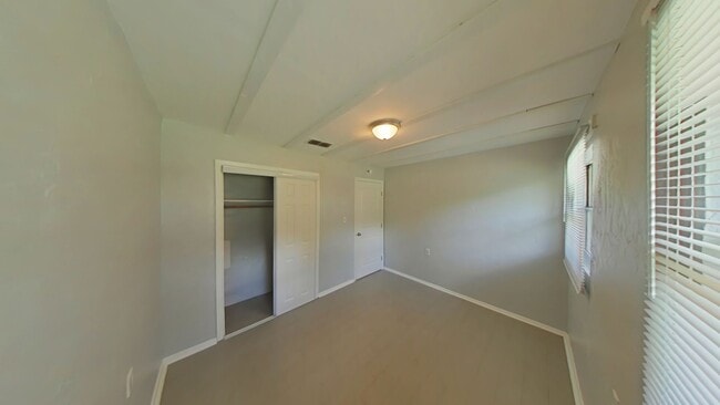 Building Photo - Lovely 2/1 - Convenient Location