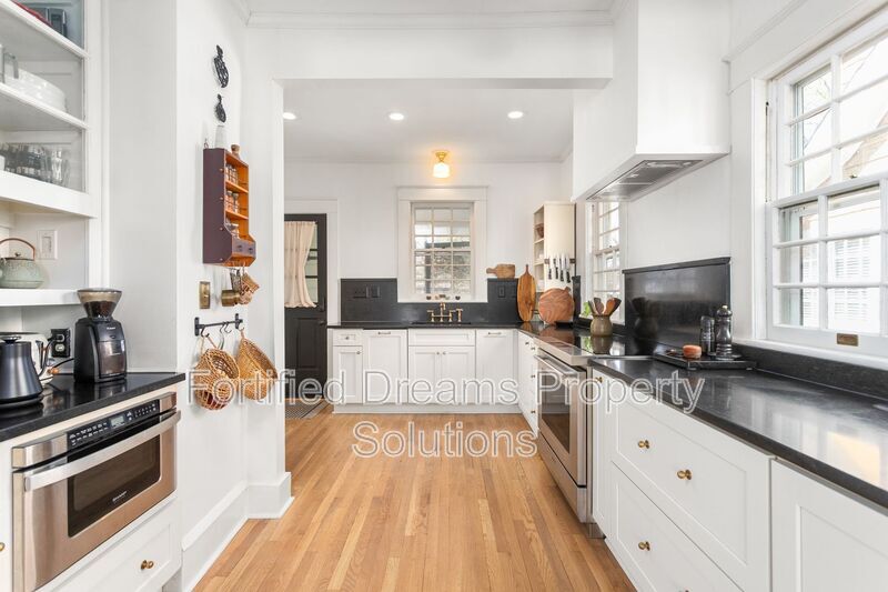 Building Photo - 915 N Eugene St