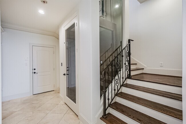 Building Photo - 407 W Bell St