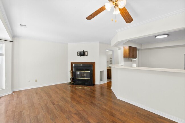 Building Photo - Spacious 1,440 SF Central West End Home with Garage Parking, Pool Access & Close to BJC/WashU