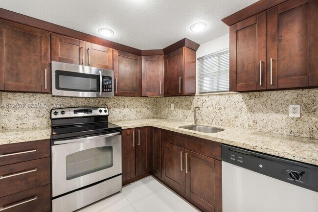 Building Photo - 411 SW 37th Ave