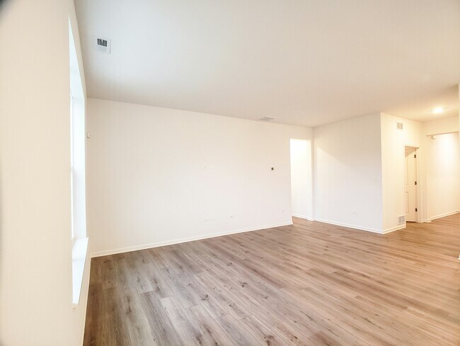 Building Photo - 14347 Clover Ave