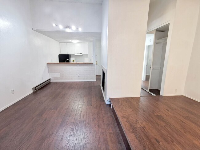 Building Photo - 1605 Hotel Cir S