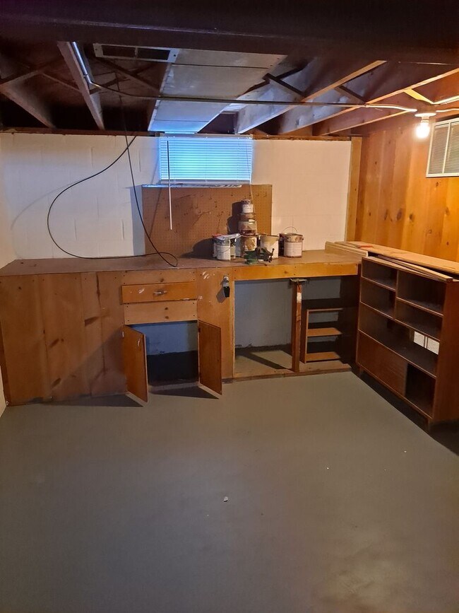 Building Photo - 3 bed 2 bath 1 car garage, with fenced in backyard right in Aksarben!