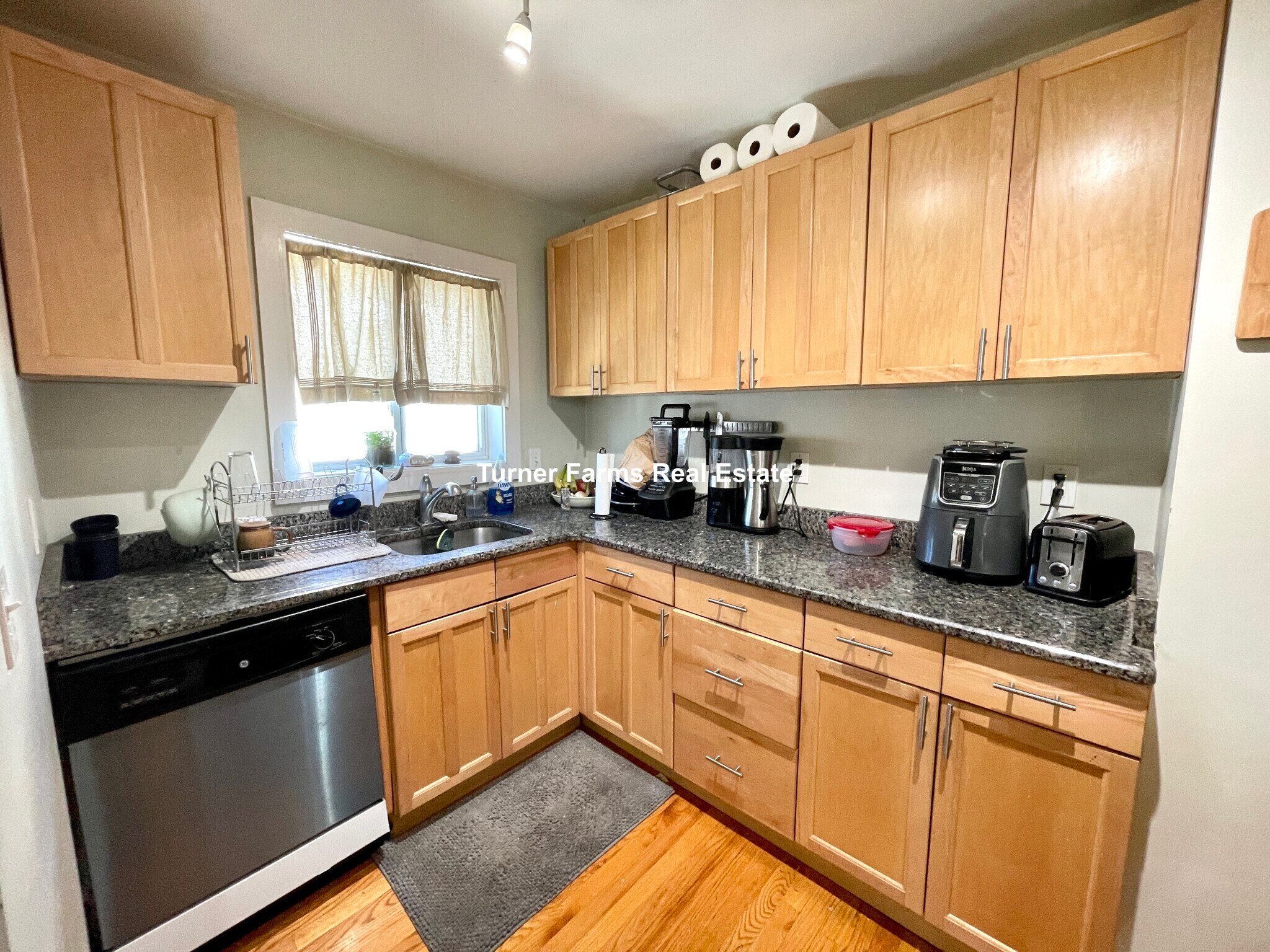 Building Photo - 10 Evergreen Ave