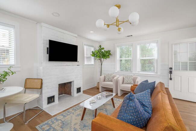 Building Photo - Maupas Newly Renovated Furnished Townhouse