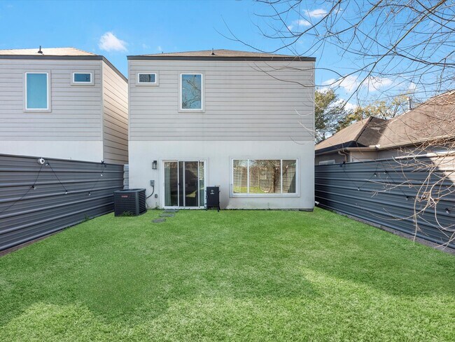 Building Photo - 2222 Wavell St