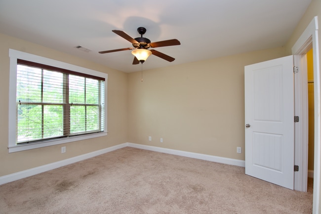 Building Photo - Executive Rental in Cypress Point S/D