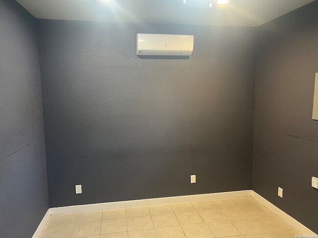 Building Photo - 1750 W Craig Pl