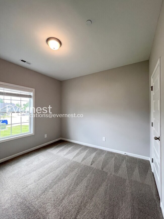 Building Photo - Home with Fenced Yard and Garage / 4 Bed, 2 Bath  / Voucher Accepted / Pet-friendly / Coming Soon!