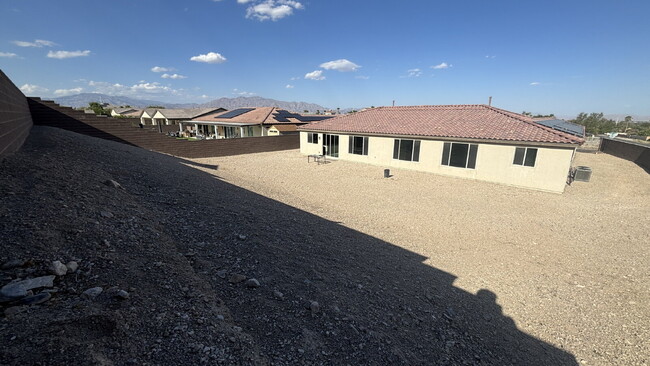 Building Photo - One Story 6-bedroom Home with Attached Casita