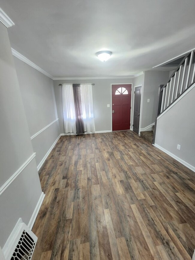 Building Photo - Beatuiful Two Bedroom Town Home