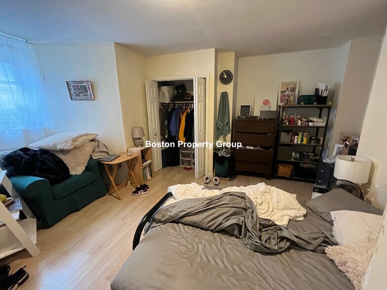 Building Photo - 3 Sparhawk St