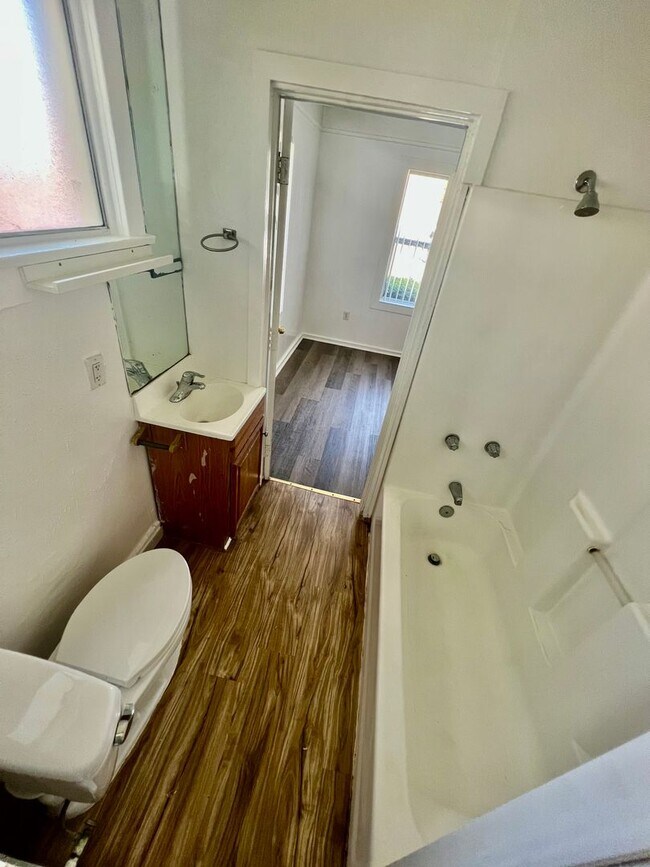 Building Photo - Walk to Beach, W/D, Shared Yard, Parking, No Pets
