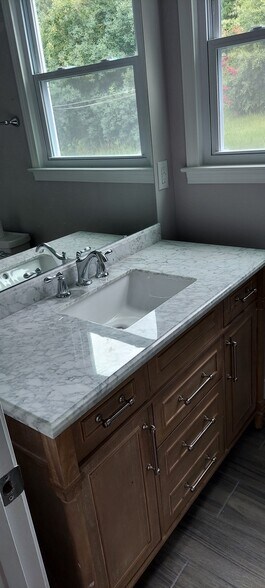 Hall bath - 907 Cherry Ln