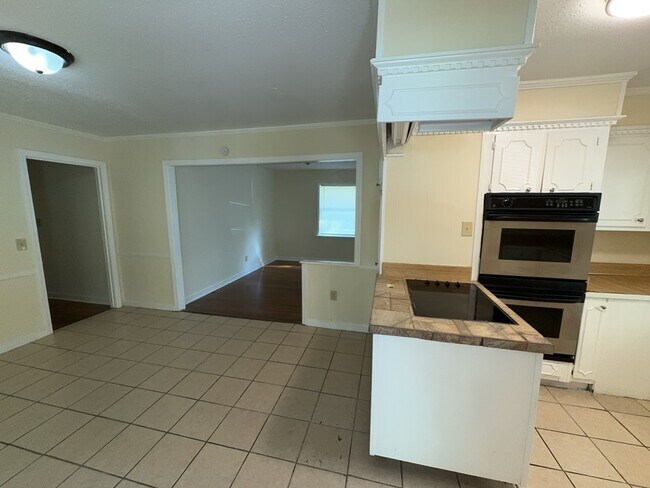 Building Photo - 3158 Peterson Dr