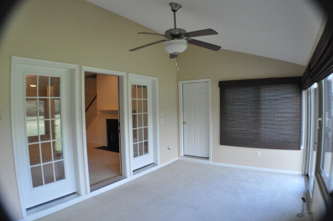 Building Photo - 2096 Deer Run Dr