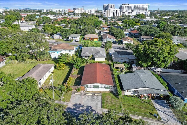 Building Photo - 29 SW 8th Ave