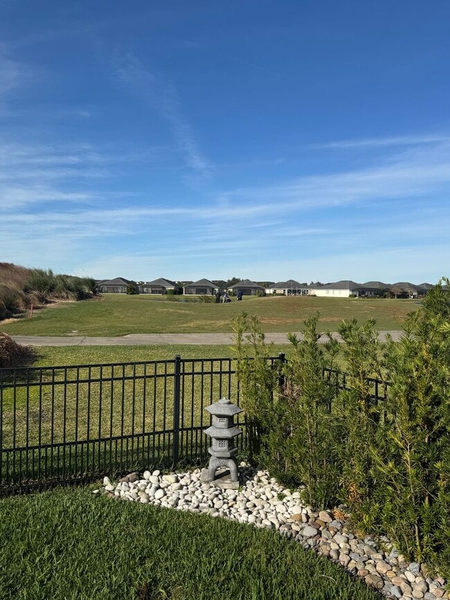 Building Photo - Two Story 5 bedroom, 4.5 bath