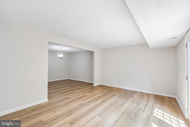 Building Photo - 5605 Independence Cir