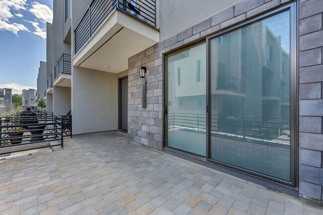 Building Photo - Fully Furnished Modern Townhome with utilities included and flexible lease options available