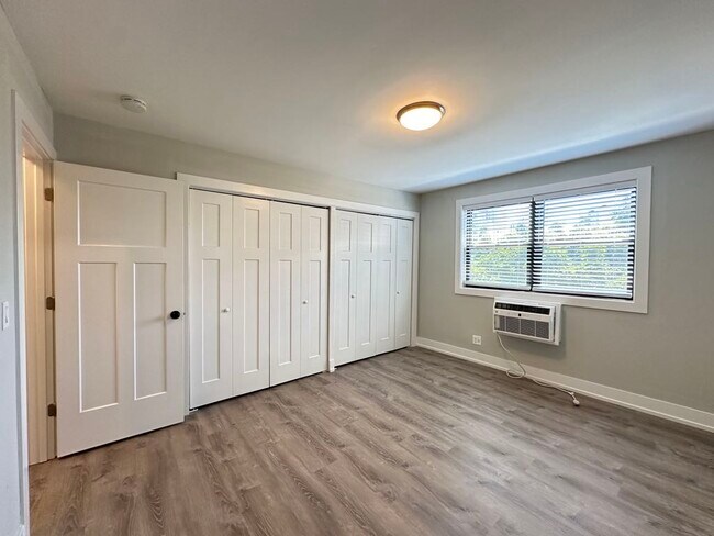 Building Photo - 533 W Surf St