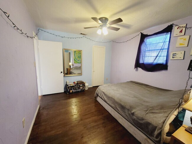 Building Photo - SPACIOUS 2/2 w/ Wood Floors, Washer/Dryer, Office, & Carport! Walk to Midtown Night Life! Availab...
