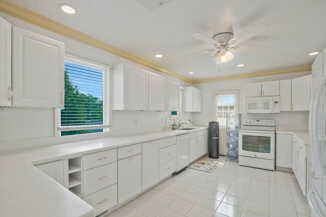 Building Photo - North Arlington 4 BR 5.5 BA Home
