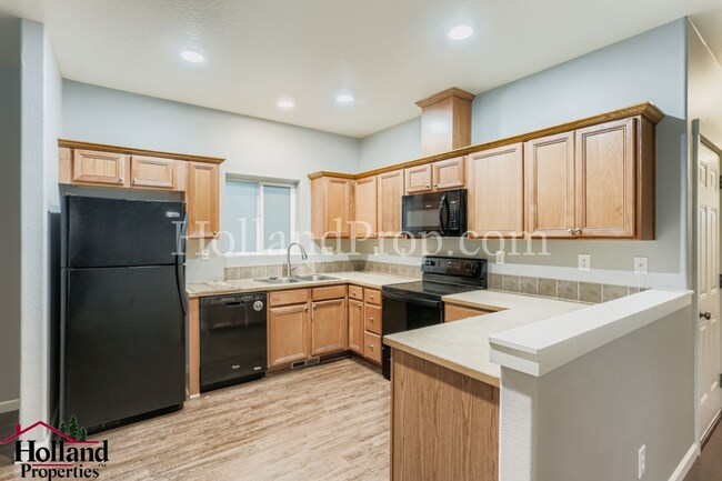 Building Photo - Charming Two-Level Home in Great Hillsboro Location!