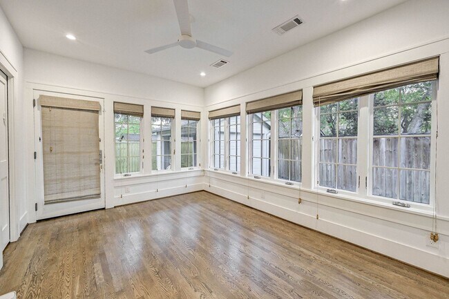 Building Photo - Completely renovated Heights historic bung...