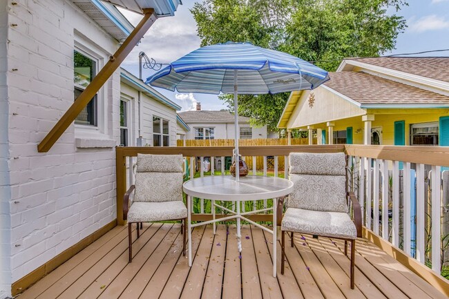 Building Photo - Adorable Navy Point Cottage!